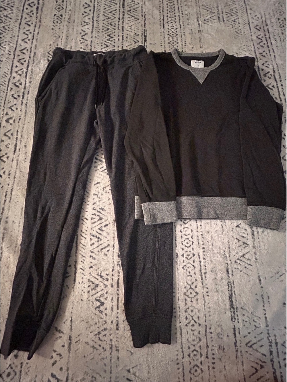 Old Navy Men's Medium Sweatshirt and Sweatpants Set in Black and Gray